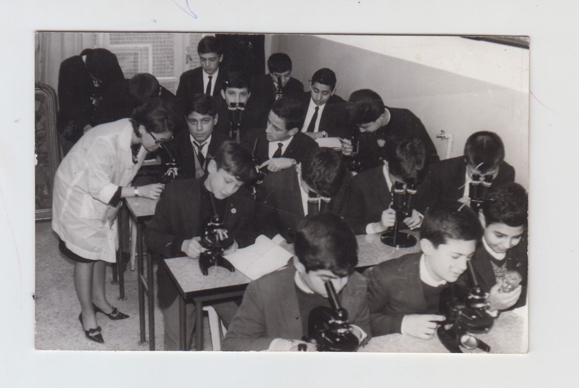 1963 LABORATUAR DA BİYOLOJİ DERSİ